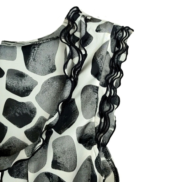 Signature by Larry Levine Frilly Neckline B&W Top - Picture 3 of 5